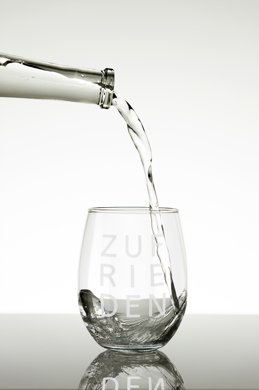 Affirmations Trinkglas "ZUFRIEDEN" mit hochwertiger Gravur